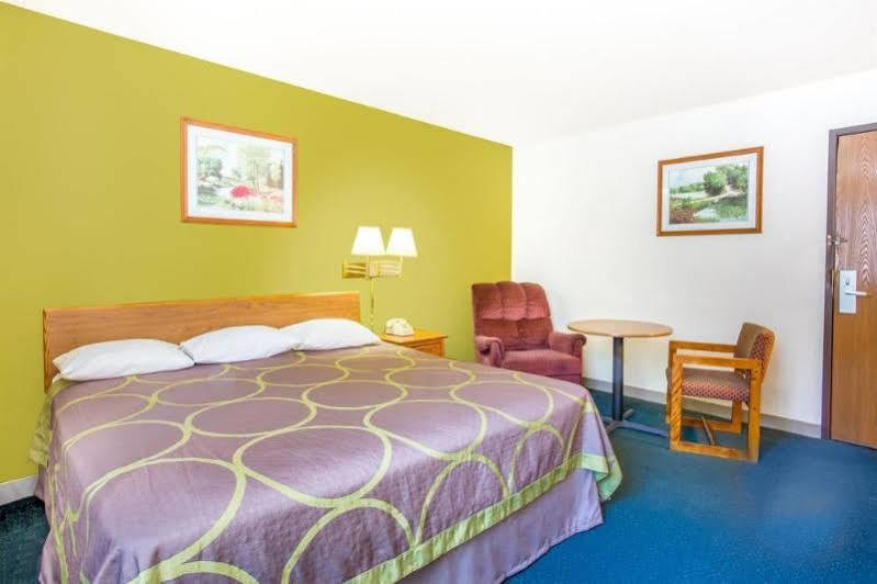 ซูเปอร์ 8 บาย วินด์แฮม ริชมอนด์/แชมเบอร์เลน โร้ด Hotel ภายนอก รูปภาพ