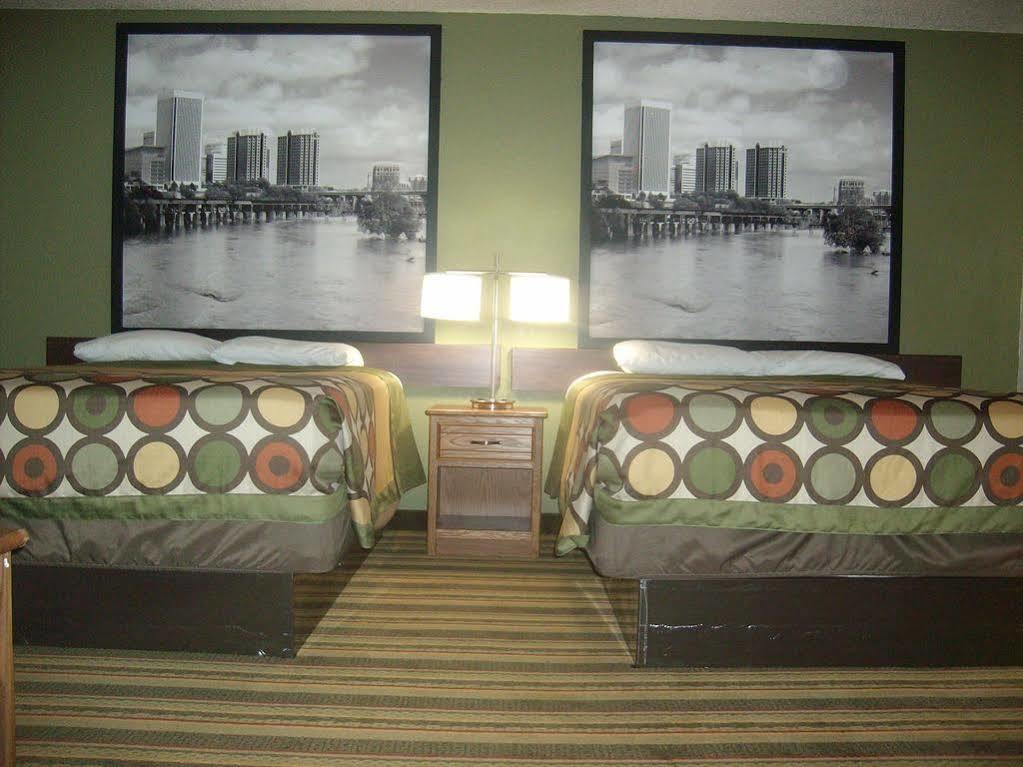ซูเปอร์ 8 บาย วินด์แฮม ริชมอนด์/แชมเบอร์เลน โร้ด Hotel ภายนอก รูปภาพ